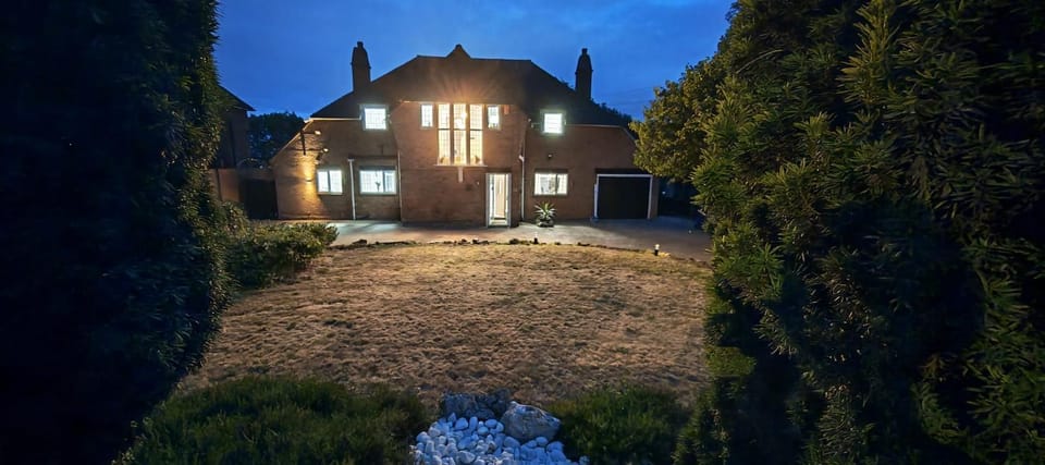 Tangle Tree Lodge - Luxury, Parking, Spacious 5 bedroom, 7 beds, sleeps 12 House in Burton upon Trent