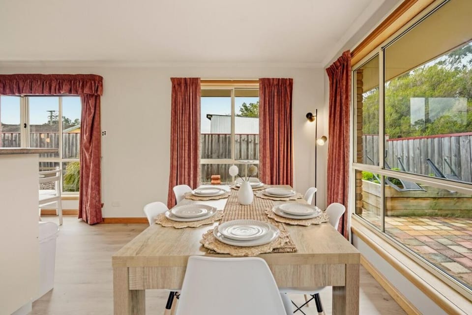 Day, Seating area, Dining area
