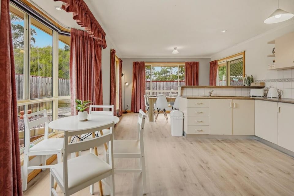 Kitchen or kitchenette, Dining area, pet friendly