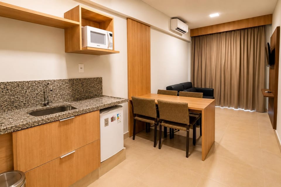 Kitchen or kitchenette, microwave, minibar, air conditioner
