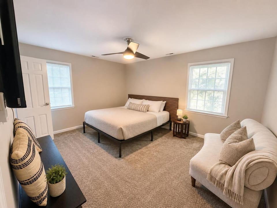 Bed, TV and multimedia, Photo of the whole room, Seating area, Bedroom