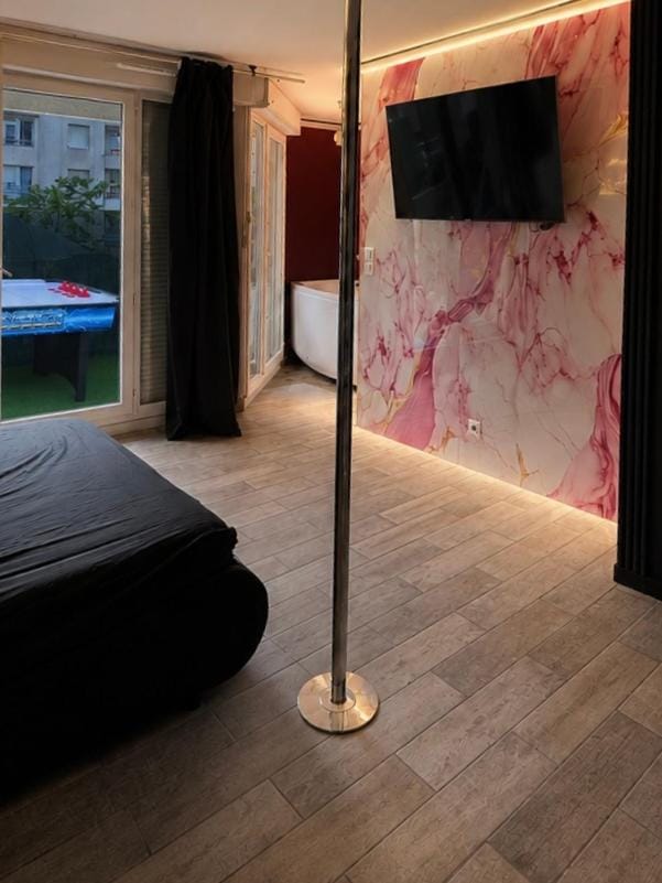 La Porte Défendue - Limitless - Jacuzzi, sauna, barre de pôle dance et cinéma extérieur Apartment in Cergy