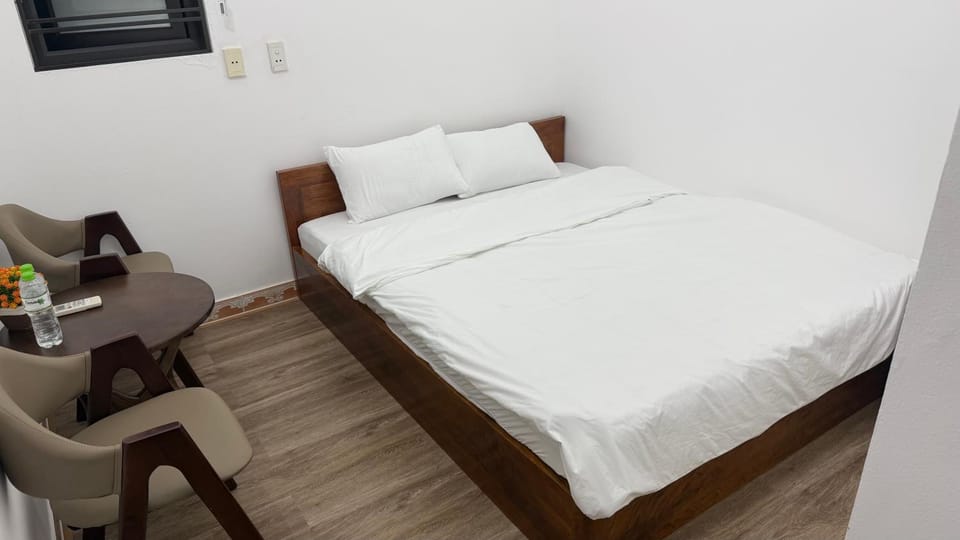 Bed, Living room, Photo of the whole room, Seating area, Dining area, Bedroom