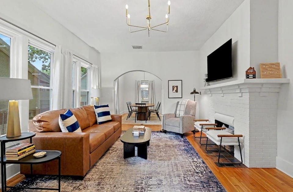 Communal lounge/ TV room, TV and multimedia, Living room, Seating area, Evening entertainment