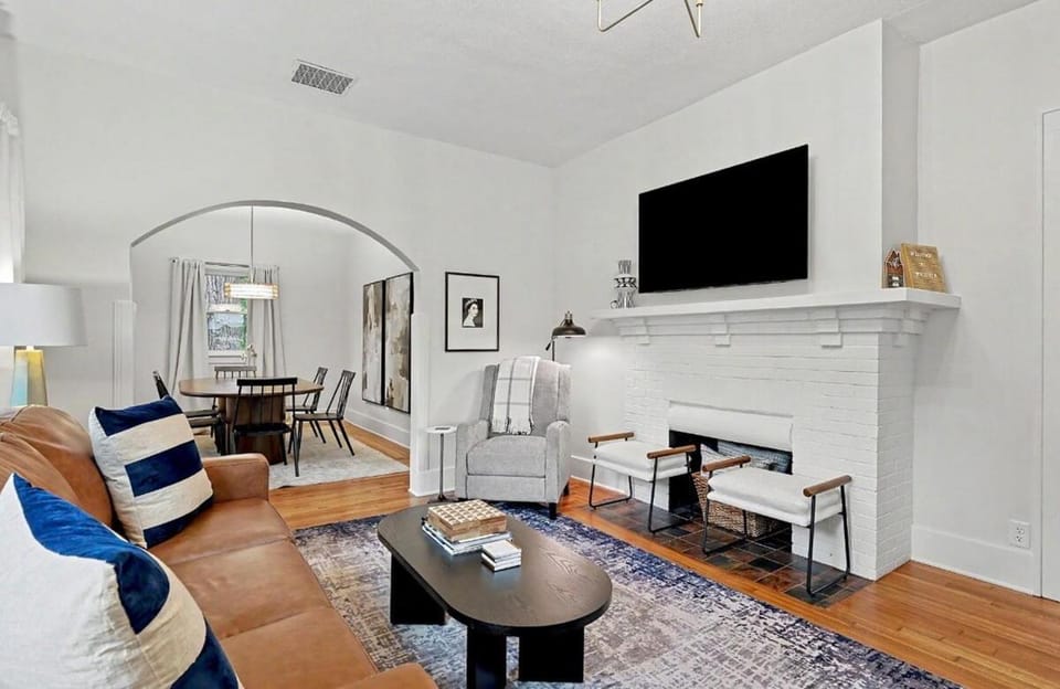 Communal lounge/ TV room, TV and multimedia, Living room, Seating area, Evening entertainment