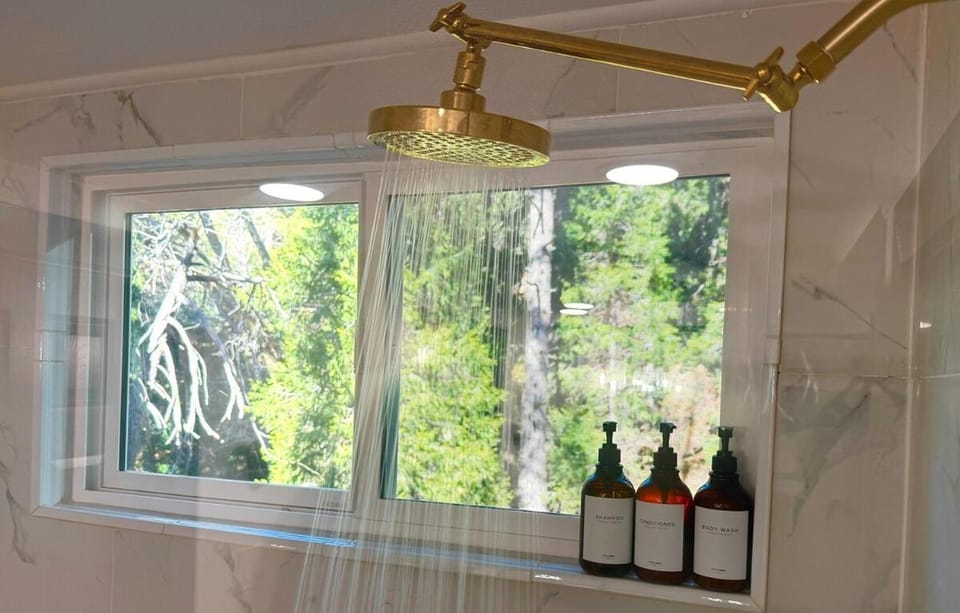 Stylish Mountain Retreat Near Lake Gregory House in Cedarpines Park