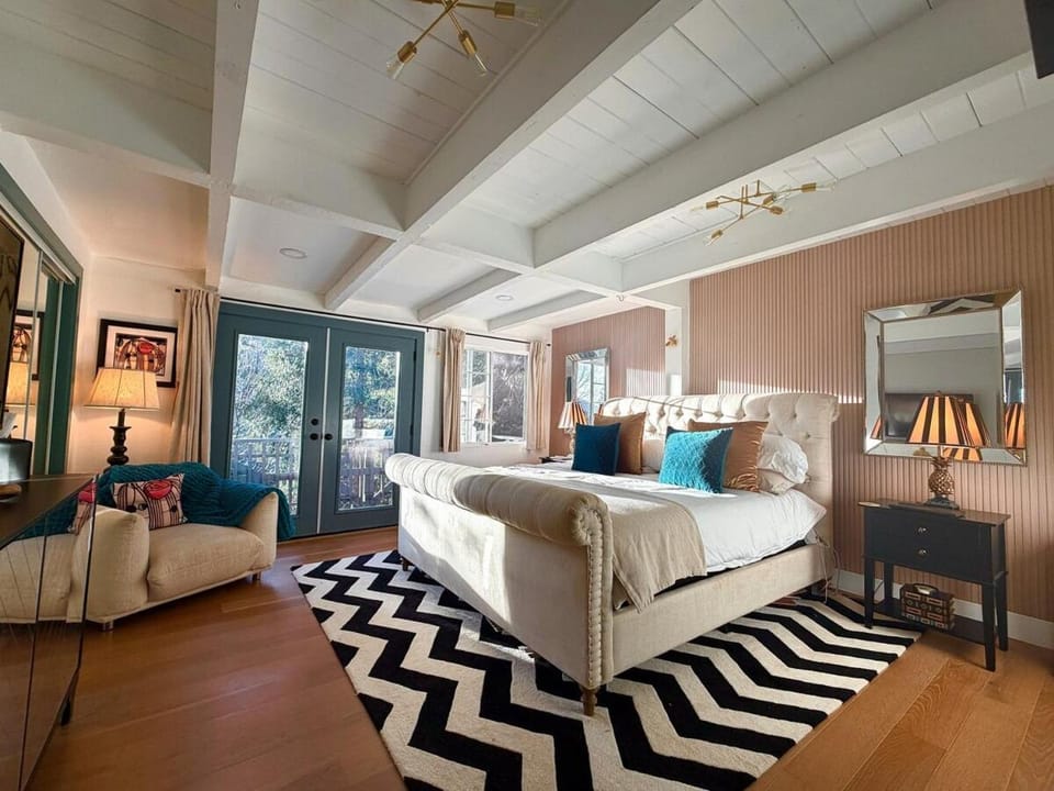 Stylish Mountain Retreat Near Lake Gregory House in Cedarpines Park