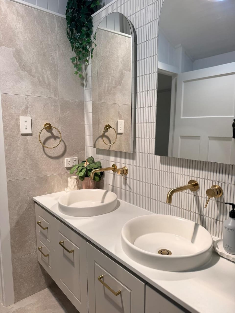 Ananda House - Full Estate l Pool & Infrared Sauna l 2 mins Walk to Village House in Brisbane
