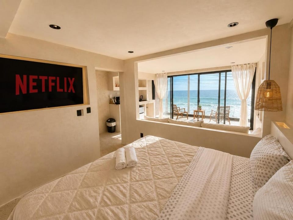 King Bed Luxury Beachfront in Playas with AC Apartment in Tijuana