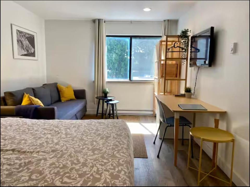 Bed, Living room, Bedroom