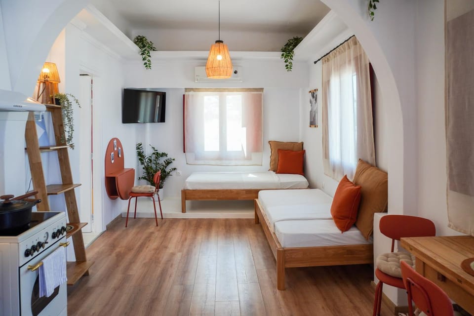Bed, TV and multimedia, Living room, Seating area