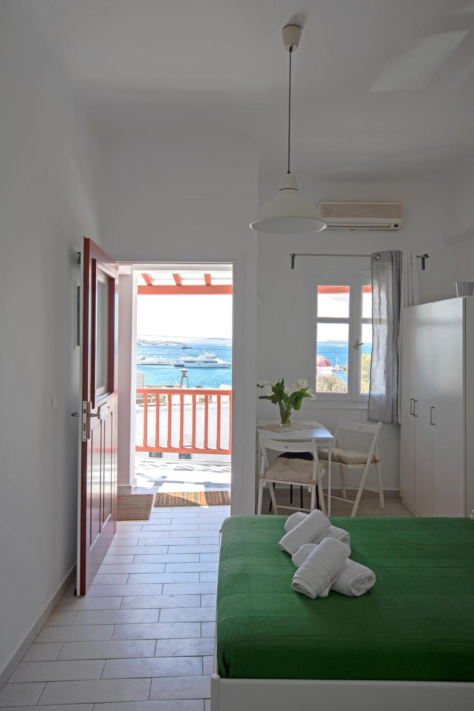 Bed, Seating area, Dining area, Bedroom, Sea view