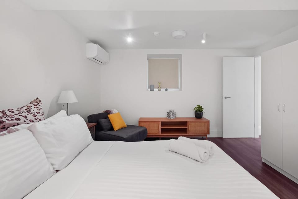 Bed, Bedroom, wardrobe, air conditioner
