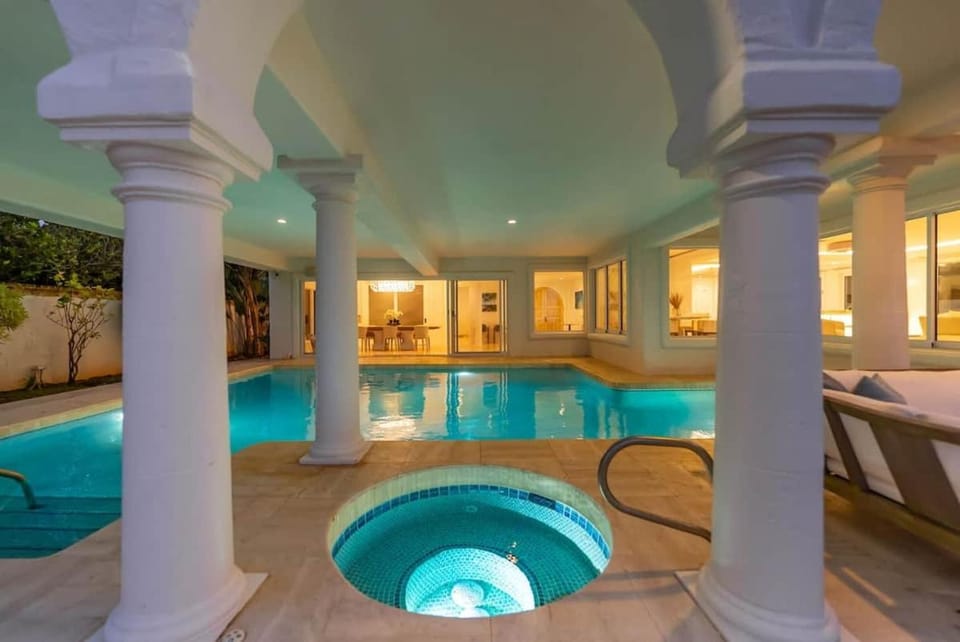 5-star Lanikai BEACH (6 rooms, 8 beds, sleeps 15) House in Kailua