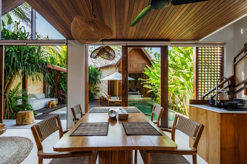 Day, Living room, Seating area, Dining area, Garden view