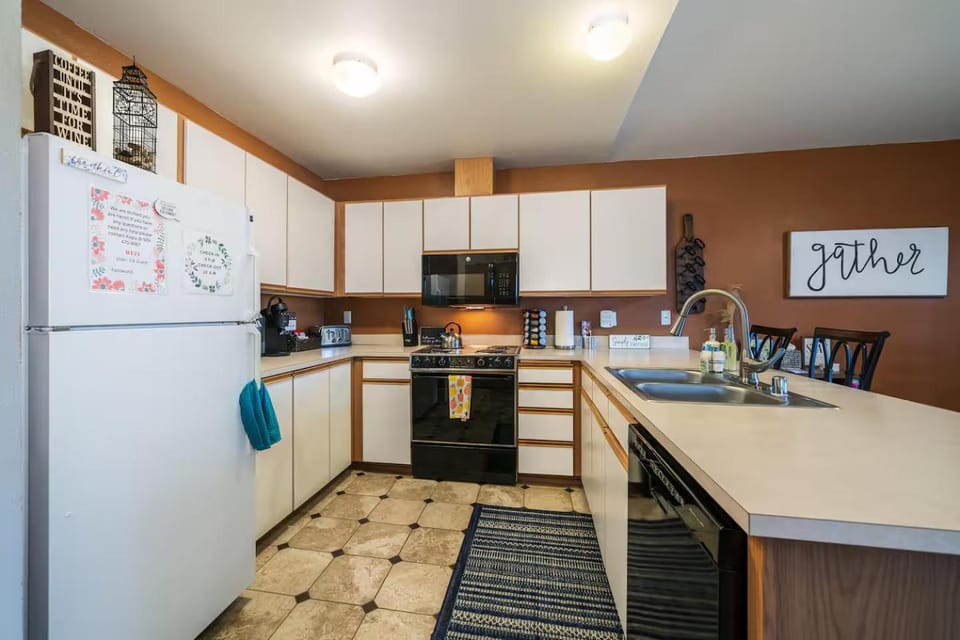 Coffee/tea facilities, Kitchen or kitchenette, dishwasher, oven, stove