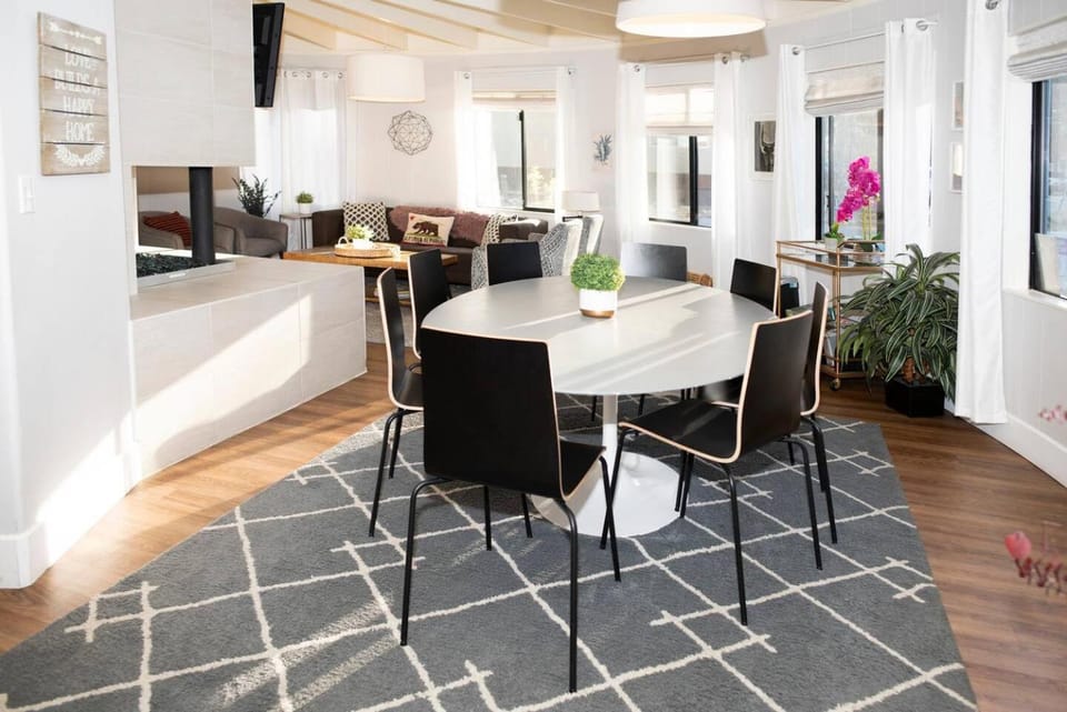 Living room, Seating area, Dining area, fireplace