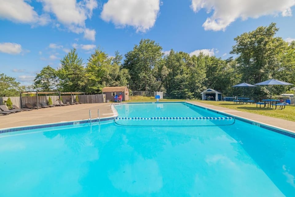 Pocono Retreat, Hot Tub, Game Room, Sleeps 12 House in Tunkhannock Township