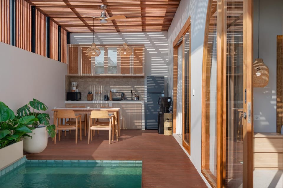 Kitchen or kitchenette, Dining area