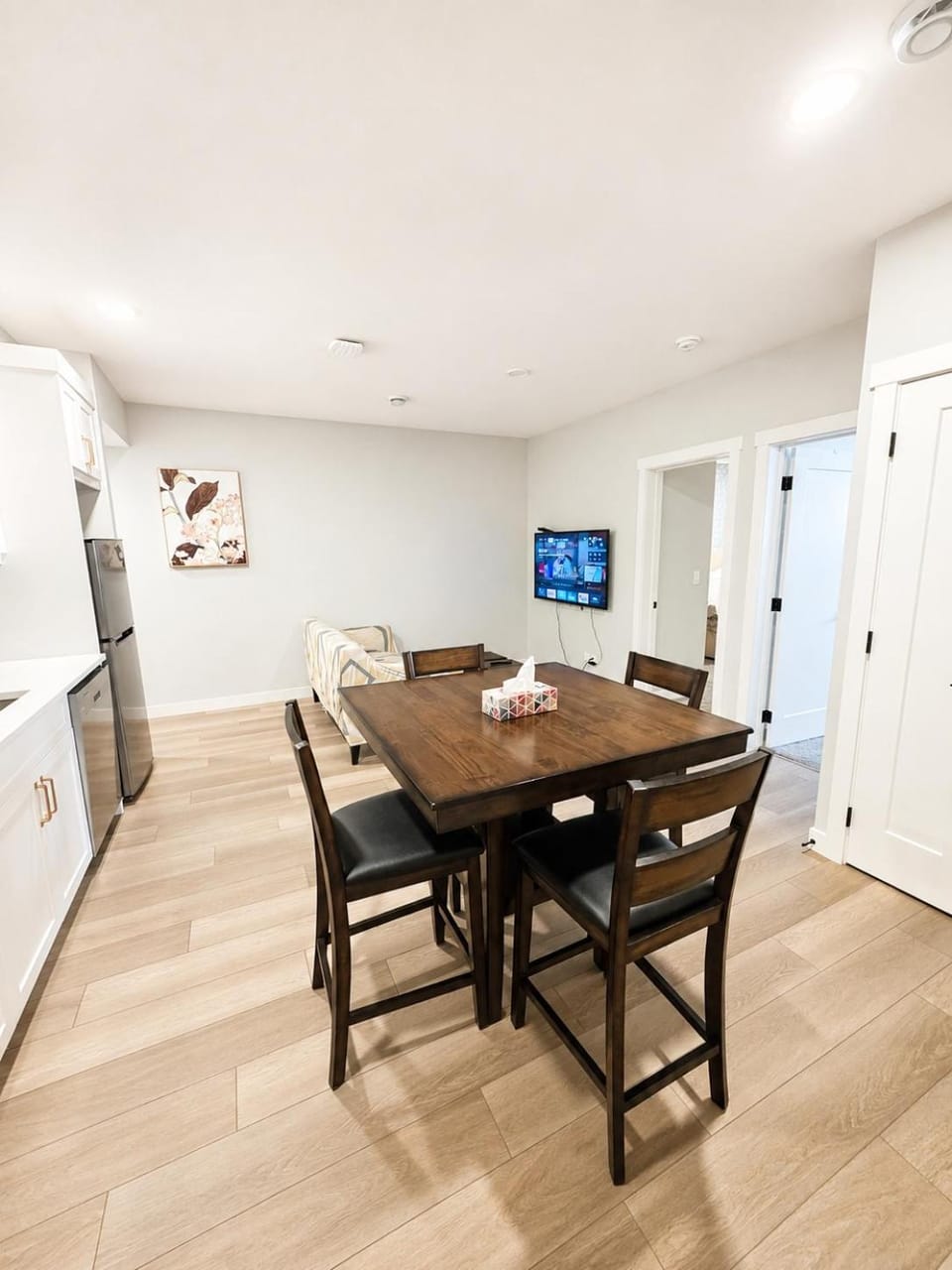 Private Luxury Retreat - King Bed - Full Kitchen Apartment in Calgary
