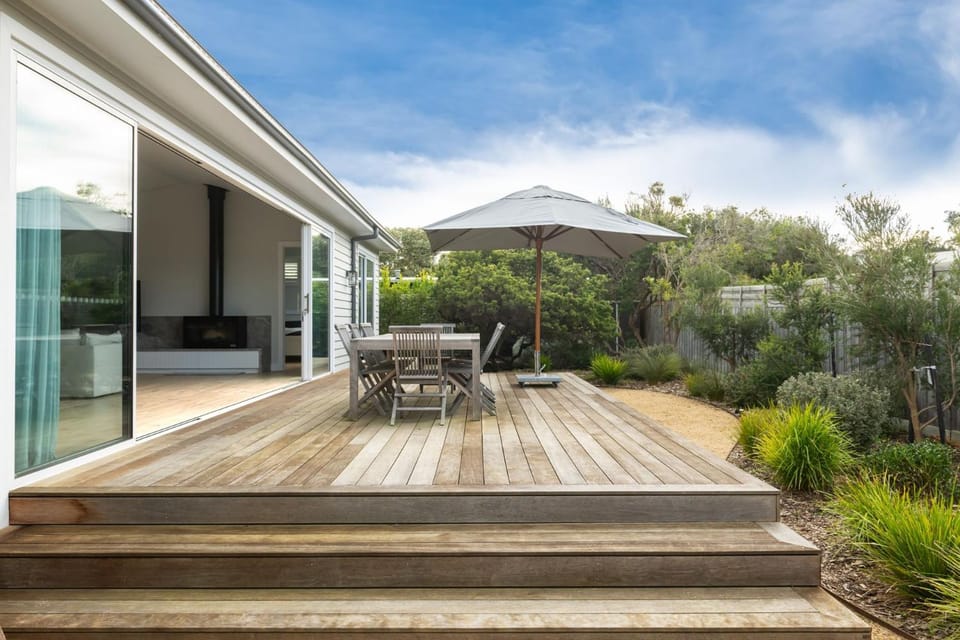 Property building, Patio, Spring, Garden, View (from property/room), Balcony/Terrace, Dining area, Garden view