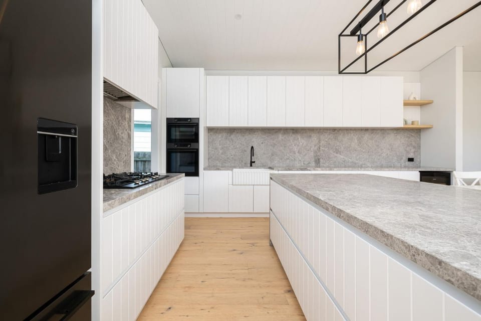 Kitchen or kitchenette, dishwasher, stove