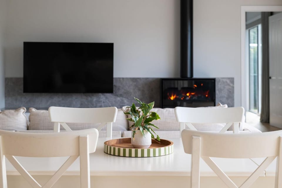 Communal lounge/ TV room, TV and multimedia, Living room, Seating area, Evening entertainment