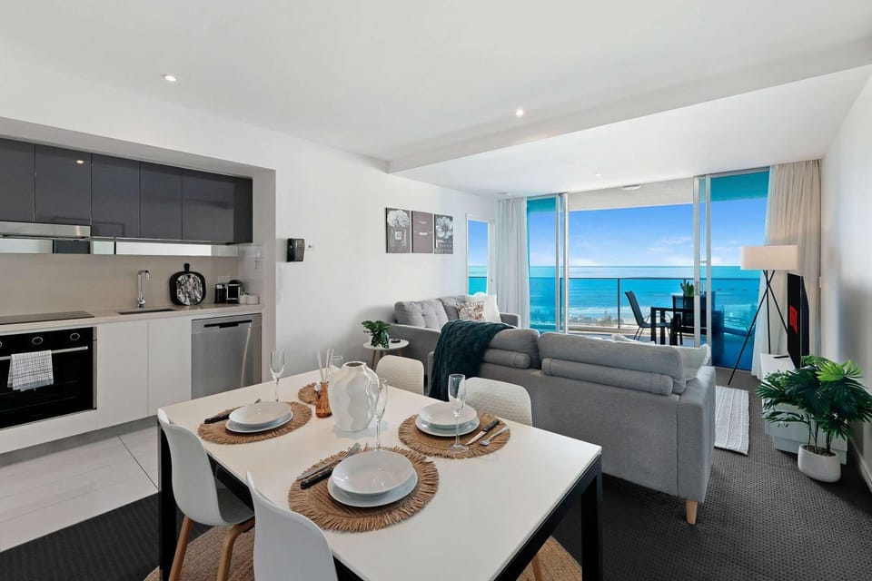 TV and multimedia, Coffee/tea facilities, Kitchen or kitchenette, Living room, Seating area, Dining area, oven, stove