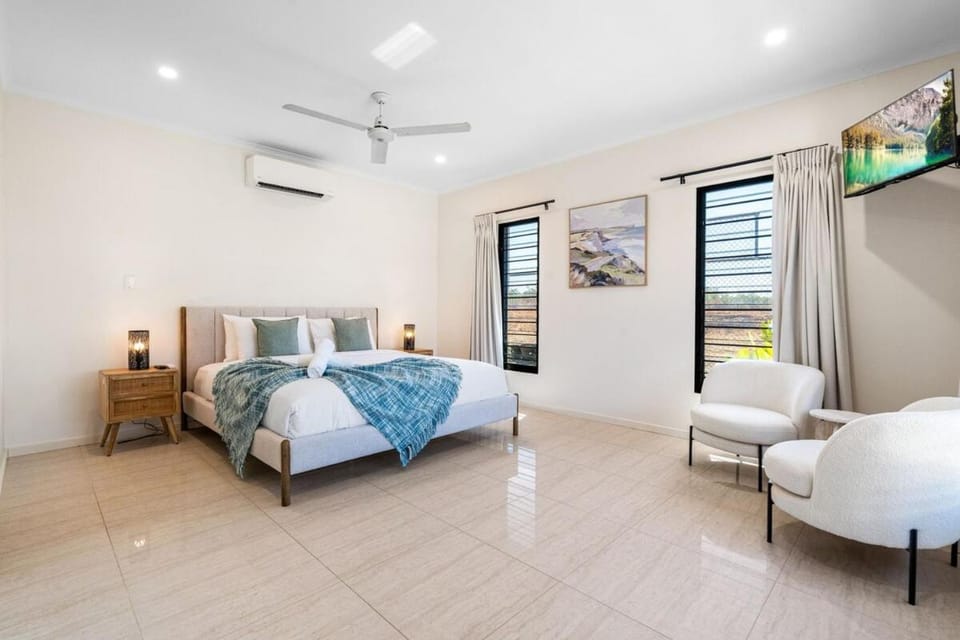 Zen Elysium - pool - patio - work desk - garage House in Darwin