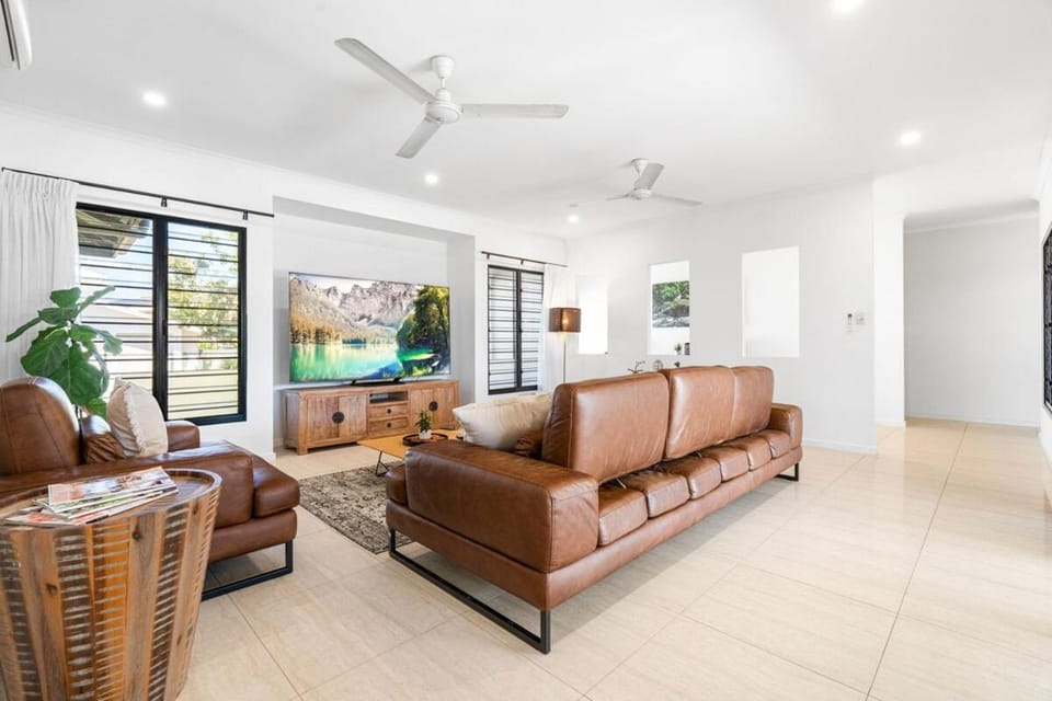 Zen Elysium - pool - patio - work desk - garage House in Darwin