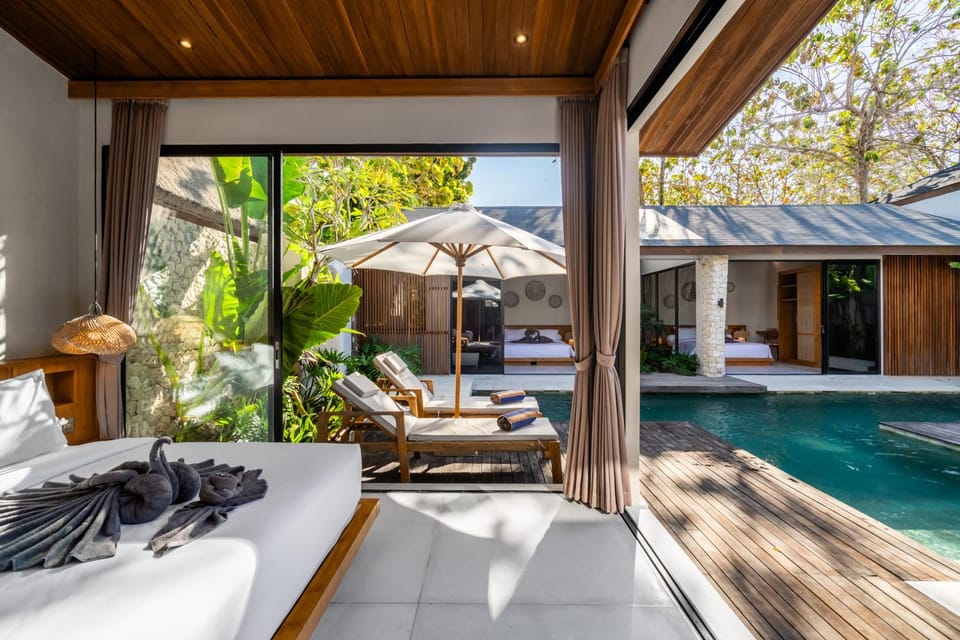 Bed, Bedroom, Swimming pool, sunbed