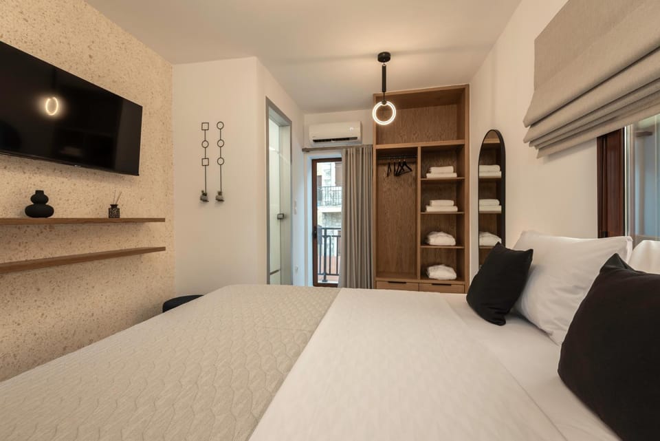 Bed, TV and multimedia, Photo of the whole room, Bedroom