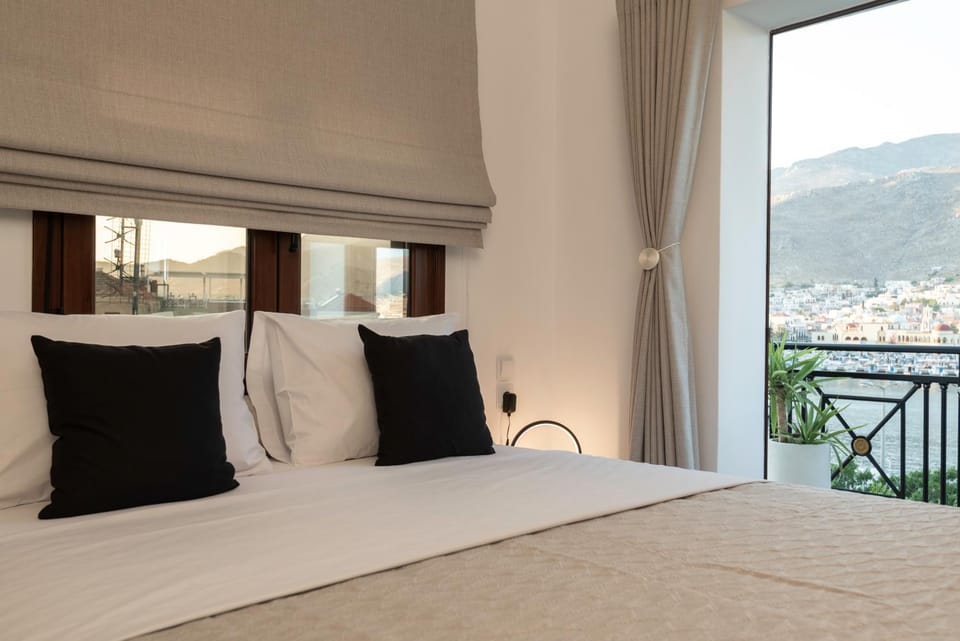 Bed, Natural landscape, View (from property/room), Balcony/Terrace, Bedroom, Mountain view
