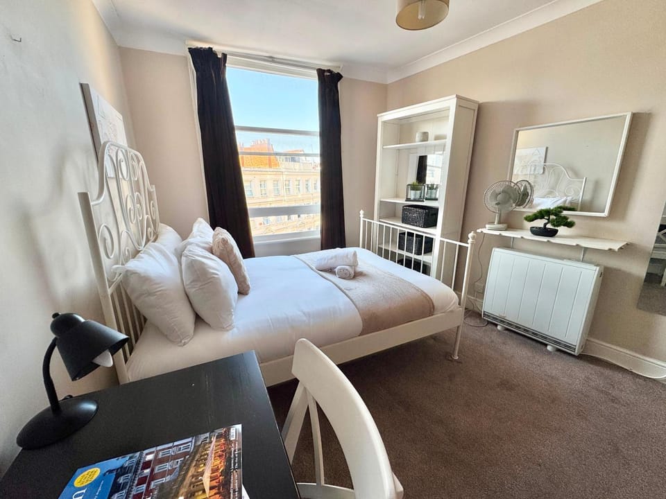 Bed, Kitchen or kitchenette, Living room, Photo of the whole room, Seating area, Bedroom, hair dresser