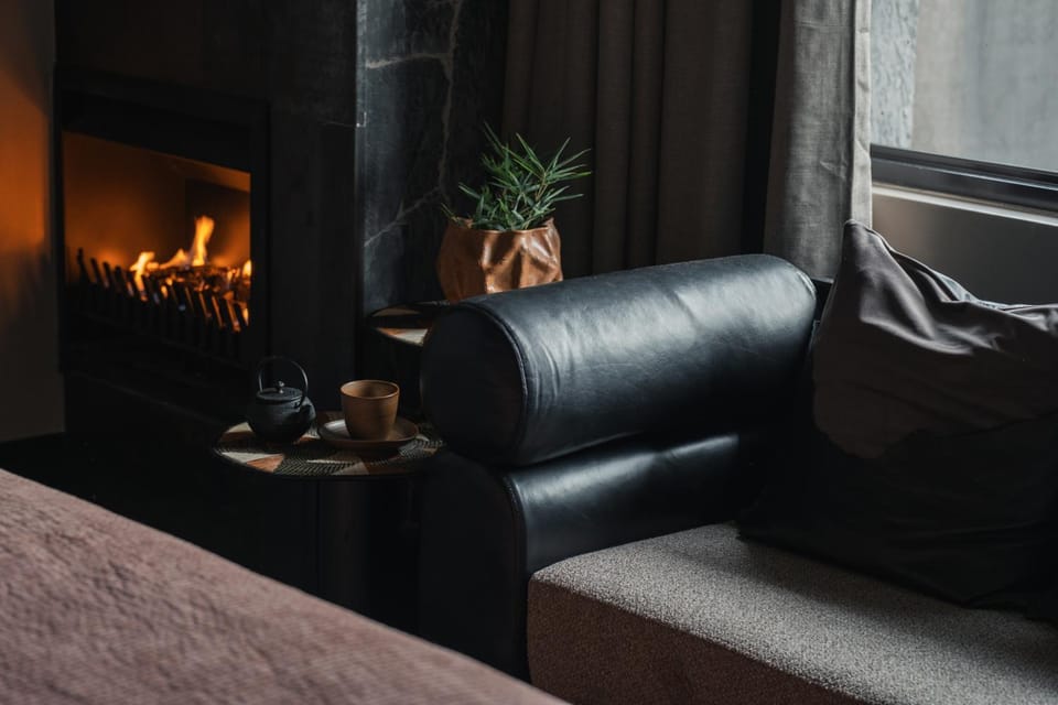 Seating area, fireplace