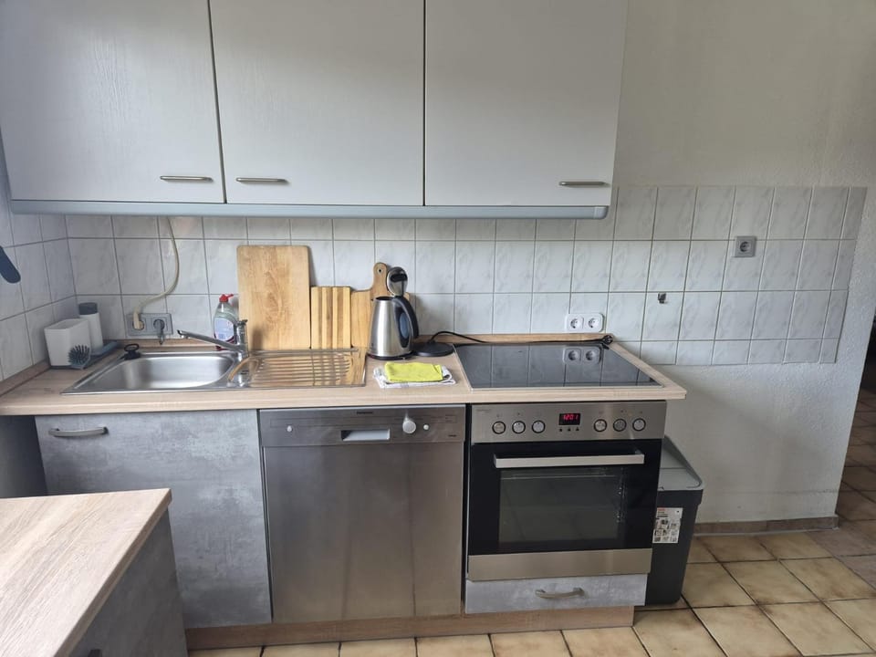 Coffee/tea facilities, Kitchen or kitchenette, dishwasher, oven, stove, toaster