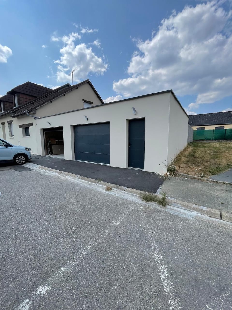 Property building, Day, Neighbourhood, Natural landscape, Street view, Parking