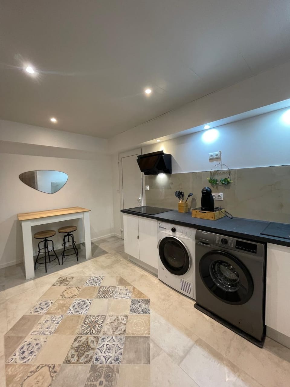 Kitchen or kitchenette, stove, toaster, washing machine, dryer