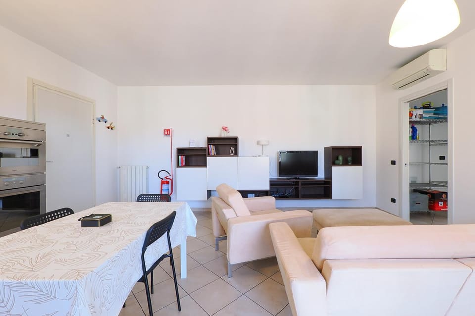 TV and multimedia, Living room, Seating area, Dining area, oven