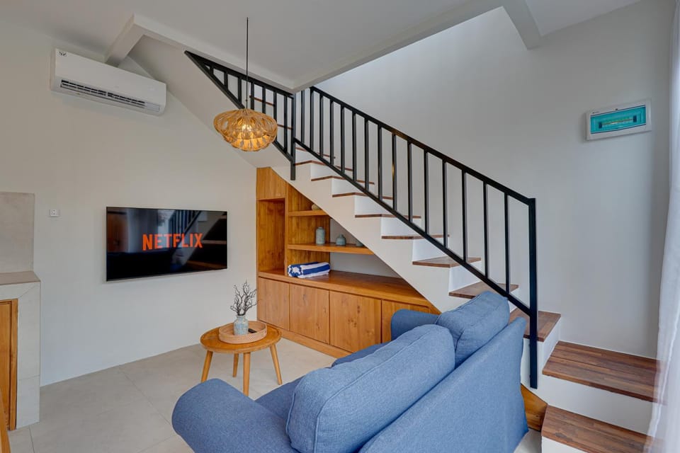 TV and multimedia, Living room, Seating area, air conditioner