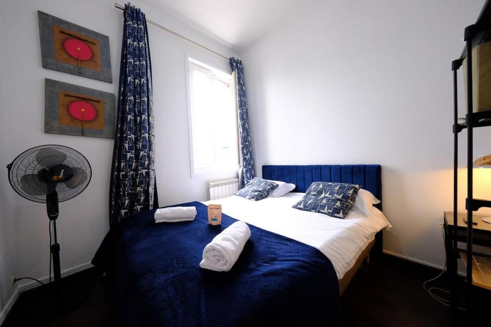 Bed, Photo of the whole room, Bedroom, towels, air conditioner