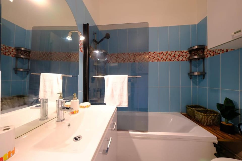 Shower, Toilet, Bathroom, Bath, towels