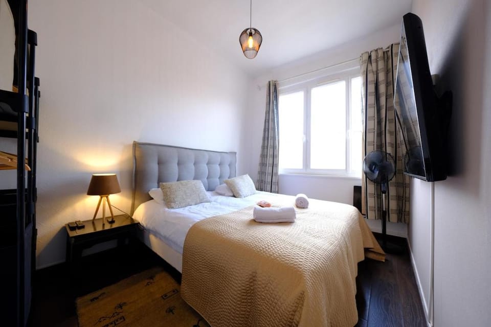 Bed, TV and multimedia, Photo of the whole room, Bedroom, towels