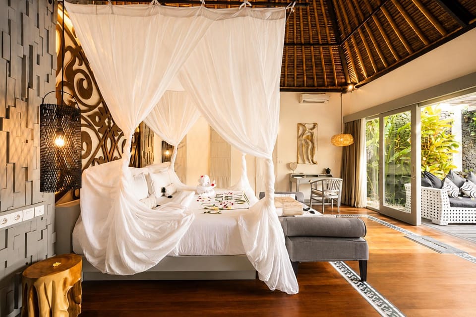 Bed, Photo of the whole room, Seating area, Bedroom