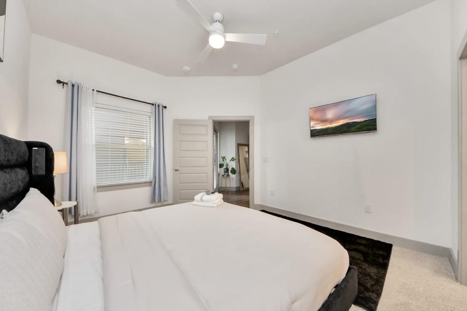 Modern Houston Escape Bowling Pool Table & Gym Apartment in Addicks