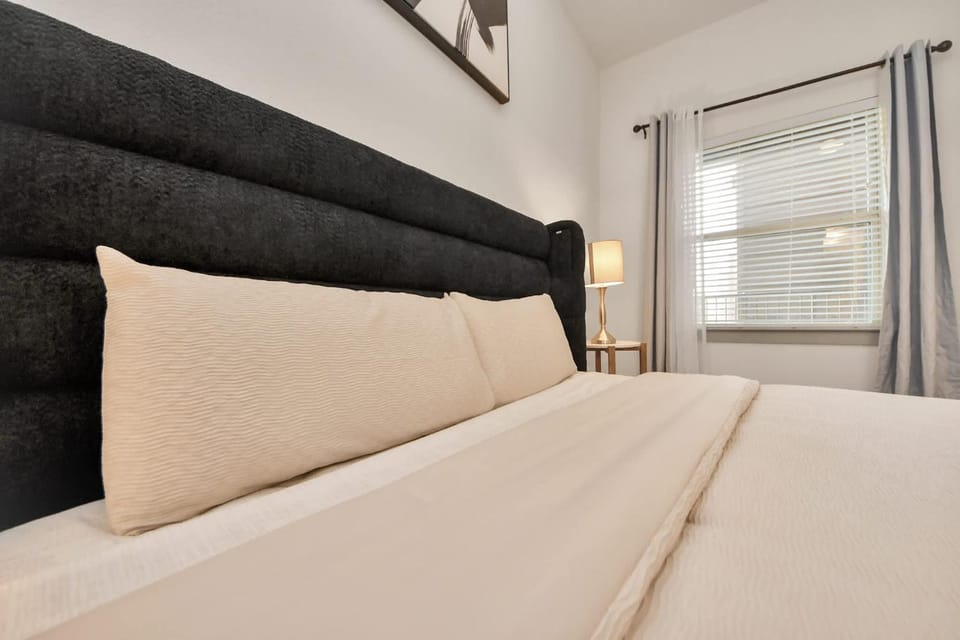 Modern Houston Escape Bowling Pool Table & Gym Apartment in Addicks