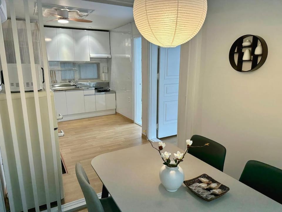 NEW, Cozy Hanok Stay, 3 Min Subway line2, line5, Airport Bus Apartment in Seoul