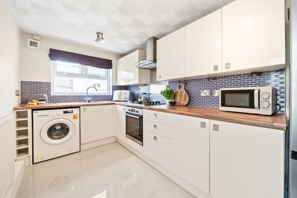 Kitchen or kitchenette, oven, stove, toaster, washing machine