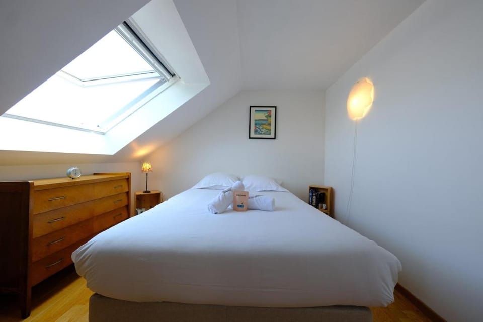 Bed, Photo of the whole room, Bedroom, towels