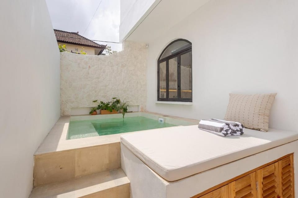 Balcony/Terrace, Pool view, Swimming pool, towels